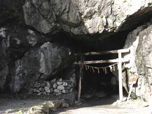 Ingang van grot Mikaru-dō