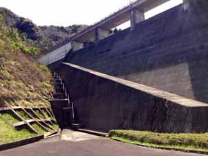 De Fukui Dam met de trap omhoog