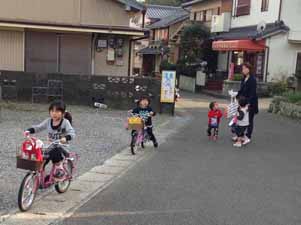 Spelende kinderen in Yuki