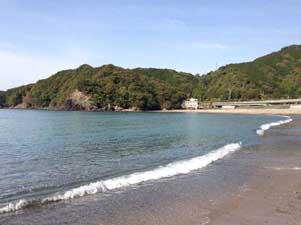 Het strand bij Uchizama-sō met weg 55