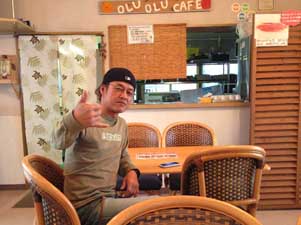 Mijn gastheer in het Olu Olu Cafe